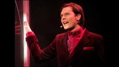 Dans quelle comédie musicale Julien Loko a-t-il interprété le principal rôle chanté ?