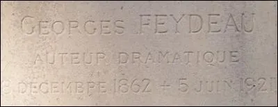 Parlant de fils, cet auteur a pour paternité soit : Napoléon III (selon les révélations de sa mère) soit le fils du demi-frère de l'Empereur, le duc de Morny lui-même fils naturel du comte de Flahaut (qui était lui-même fils illégitime présumé de Talleyrand.) Bref, tout cela aide à faire de Georges Feydeau un roi mais roi de quel sorte de théâtre ?