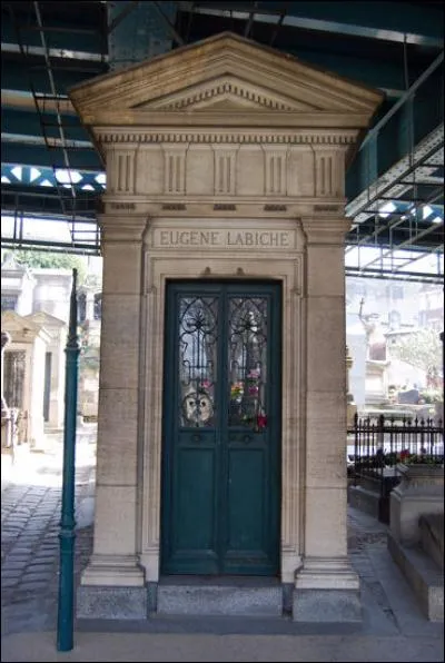 Restons dans le théâtre et nous allons admirer la célèbre tombe d'un confrère de Feydeau : Eugène Labiche. Mais au fait Labiche, il vient après Feydeau, avant lui ou en même temps ? Et auraient-ils pu se croiser au théâtre ?