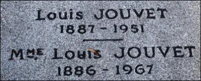 Passons maintenant aux acteurs pour un des plus célèbres et immortels : Louis Jouvet. Une pierre tombale que vous aurez des difficultés à trouver dans la 14e division. Mais quel auteur de théâtre Jouvet aurait-il pu rencontrer de son vivant et qui dort avec lui dans le même cimetière ?