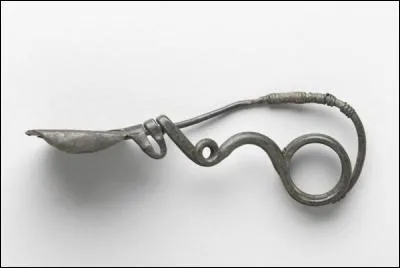 Quel est cet objet en photo, indispensable aux vêtements dès l'antiquité ?