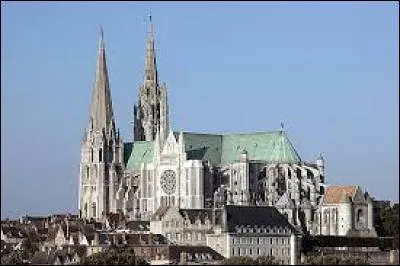 De quel style architectural est la cathédrale Notre-Dame de Chartres ?