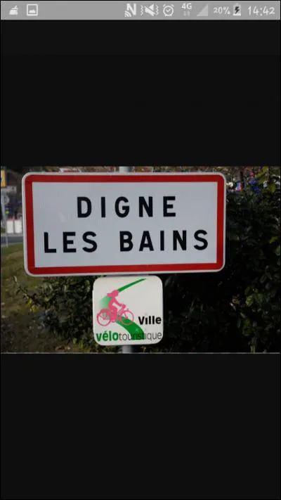 En quelle année Digne est-elle devenue officiellement Digne-les-Bains ?