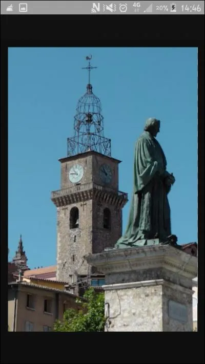 En quelle année fût érigée la statue de Pierre Gassendi sur la place ?