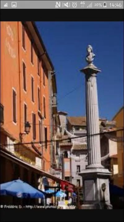 Dans quelle rue se situe cette fontaine ?