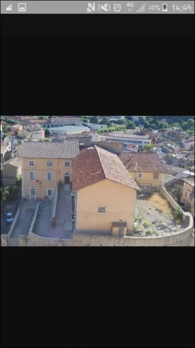 Avant d'être une prison, quelle était la toute première fonction de ce bâtiment ?