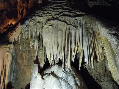 Quelle intéressantes grottes sont situées à proximité de Bagnères-de-Bigorre ?