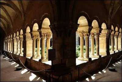 Un peu de méditation dans le cloître d'Elne dans les Pyrénées-Orientales nous fera du bien mais quelle en est sa plus ancienne galerie ?