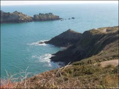 Quelle est cette pointe située à l'est de Saint-Malo qui offre du haut de ses 49 mètres un spectacle qui s'étend à l'ouest vers le cap Fréhel et à l'est vers le mont Saint-Michel ?