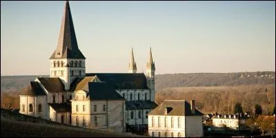 A l'orée de quelle forêt se trouve le pittoresque village normand de Saint-Martin de Boscherville à l'admirable abbatiale ?