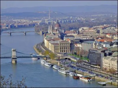 Budapest est la capitale de la Roumanie.