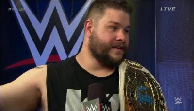 Kevin Owens a conservé son titre contre :