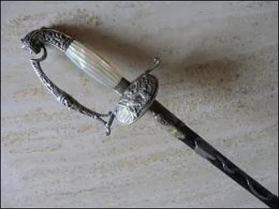 Cette épée de collection a été réalisée au début du XIXe siècle, la poignée est en argent et nacre; sur le clavier : Athéna au repos au milieu de ses armes, sur le fourreau : une fleur, la « Fritillaria meleagris » des bords de la Loire. Mais cette épée est à un homme ou une femme ?