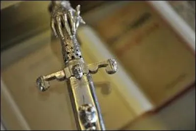 Nous terminerons par cette épée singularisée par un chiffre gravé dessus : 78 651 . Sur l'épée, à la poignée en argent massif, deux mains s'enlacent et sur la lame la devise de la France, « Liberté, Égalité, Fraternité » et aussi celle de l'Europe « Unie dans la diversité » Mais à qui appartient-elle et que veut dire ce chiffre ?