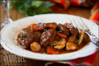 Quel est le nom de cette estouffade de boeuf cuisinée au vin rouge, avec oignons, lardons et champignons ?
