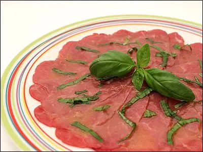 Vous l'avez reconnu ! C'est la carpaccio de boeuf ! Quelle plante aromatique le décore ?