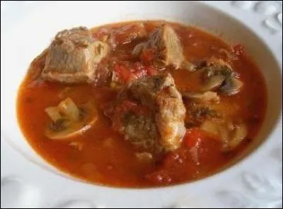 Quel est ce plat dont la sauce est réalisée avec de la tomate, beurre farine, vin blanc et oignons ?