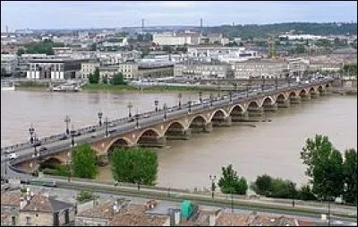 Bordeaux - Le pont de pierre a été construit sous les ordres de quel personnage politique ?