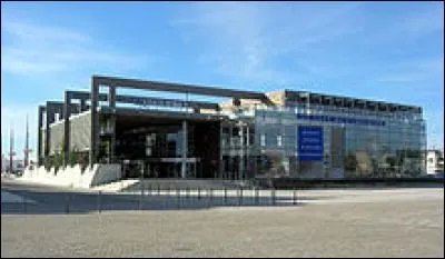 La Rochelle - L'aquarium de La Rochelle est un des plus grands du monde, il comprend plus de 10 000 animaux. Sur combien de mètres cubes d'eau sont répartis les animaux ?