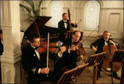 L'orchestre commence &agrave; jouer sur le pont, pourquoi ?