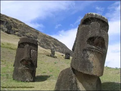 Cette image de statues apparaît quand on est sur l'île ______________________.