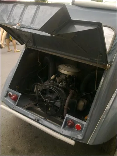 Voici une 2 CV à moteur arrière. Mais pourquoi donc ?