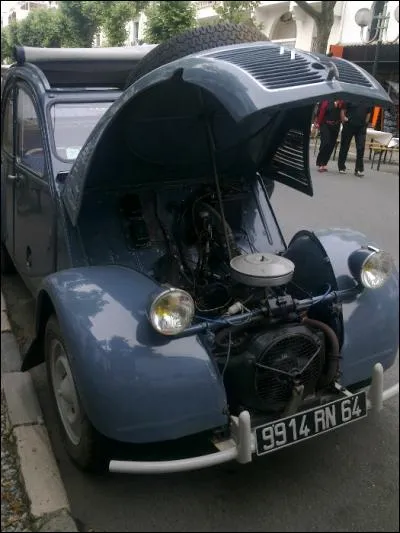 Voici une rare 2 CV 4 x 4, utilisée par l'armée française dans le désert algérien. J'ai égaré la photo du moteur situé à l'arrière : où se trouve-t-elle ?