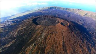 Sur mon &icirc;le, on peut admirer ce volcan appel&eacute; &laquo; Le Piton de la Fournaise &raquo;. Je suis :