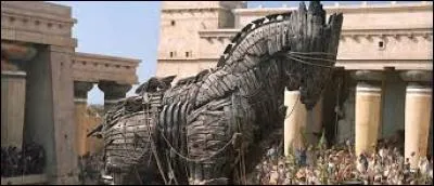 Dans un film de 2004, Brad Pitt incarne Achille, grâce à la force duquel Agamemnon, roi de Mycènes, tente de fédérer la Grèce. De quelle ville s'agit-il ?