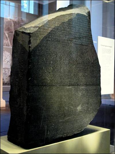 Combien d'écritures peut-on voir sur la pierre de Rosette ?