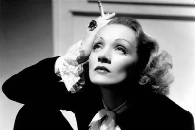 Quelle actrice est Lola Lola dans "L'Ange bleu" en 1930 ?