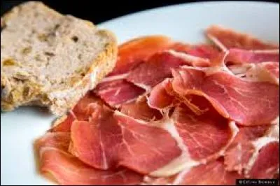 De la charcuterie cela vous tente ? Coppa, lonzu, prisuttu... Avec quoi sert-on ce jambon cru ?