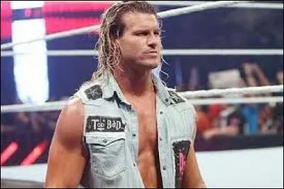 Comment s'appelle cette superstar de RAW ?