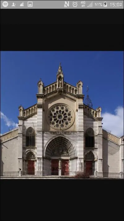 À quelle architecture appartient la cathédrale Saint-Jérôme ?