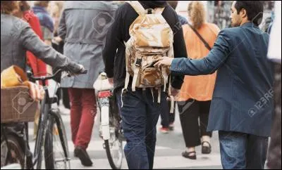 Selon le site du gouvernement canadien, où ne devrions-nous pas tenir notre passeport ?