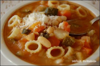 Où trouverez-vous cette traditionnelle soupe de légumes épaisse, additionnée de pâtes et accompagnée de parmesan ?