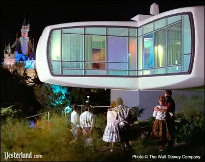 La Maison du Futur de Monsanto était une attraction de Tomorrowland à Disneyland en Californie. Quand fut-elle ouverte ?
