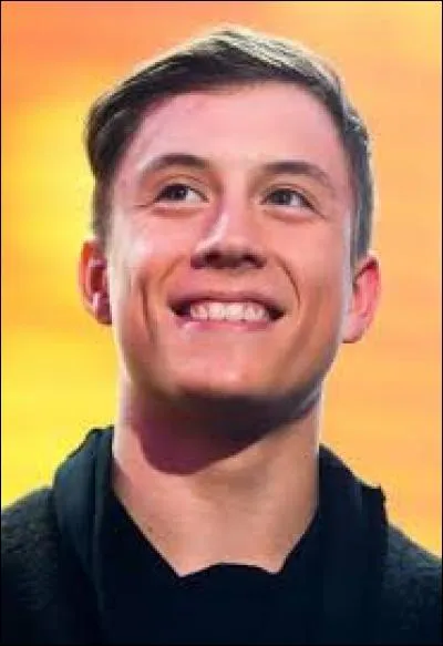 Dans quelle ville grandit-il ?