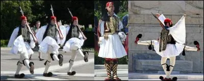 Cet homme porte une « fustanelle ». Ne plaisantez pas avec lui, il ne l'acceptera pas.
Qu'est-ce qu'une « fustanelle » ?