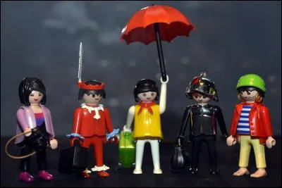 Que tient le playmobil en jaune ?