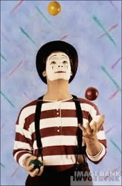 Qui joue avec des balles rondes ?