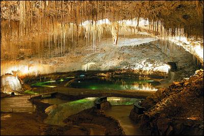 Dans quel département de la région Rhône-Alpes se situe la grotte de Choranche ?