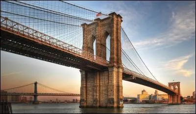 Quel pont du XIXème siècle relie Brooklyn à Manhattan ?