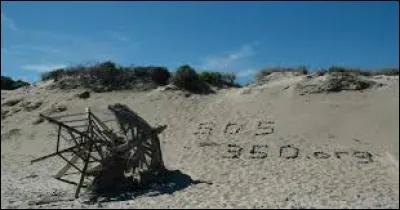 Quel est le signal de détresse à adopter sur une île quand un bateau passe au loin ?