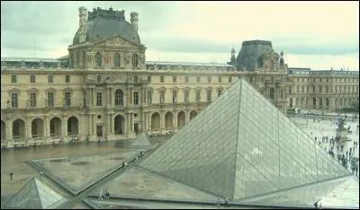 Sous quel roi la forteresse du Louvre a-t-elle été bâtie ?