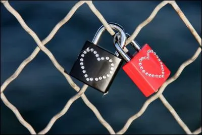 Sur quel pont attachait-on des cadenas, avant de jeter la clé dans la Seine ?