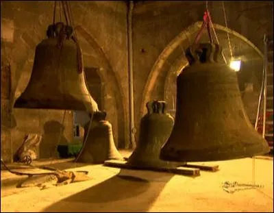 La plus grosse cloche de Notre-Dame de Paris pèse plus de 13 000 kg, ou... (plusieurs réponses)