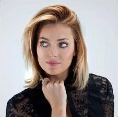 Quel est le surnom de Caroline Receveur ?