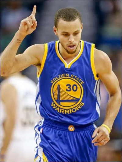 Ce joueur joue-t-il en NBA ? Donner son nom.