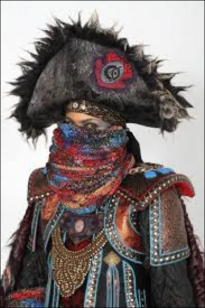 Qui se cache derrière le masque d'ongles sales ?